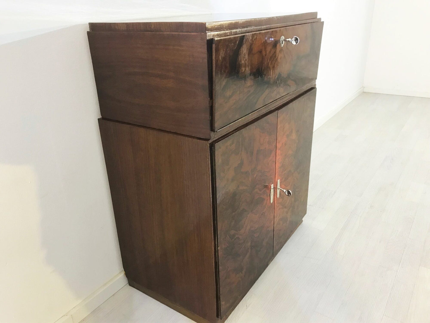 1940er Art Deco Kommode oder kleiner Schrank aus Nussbaumholz