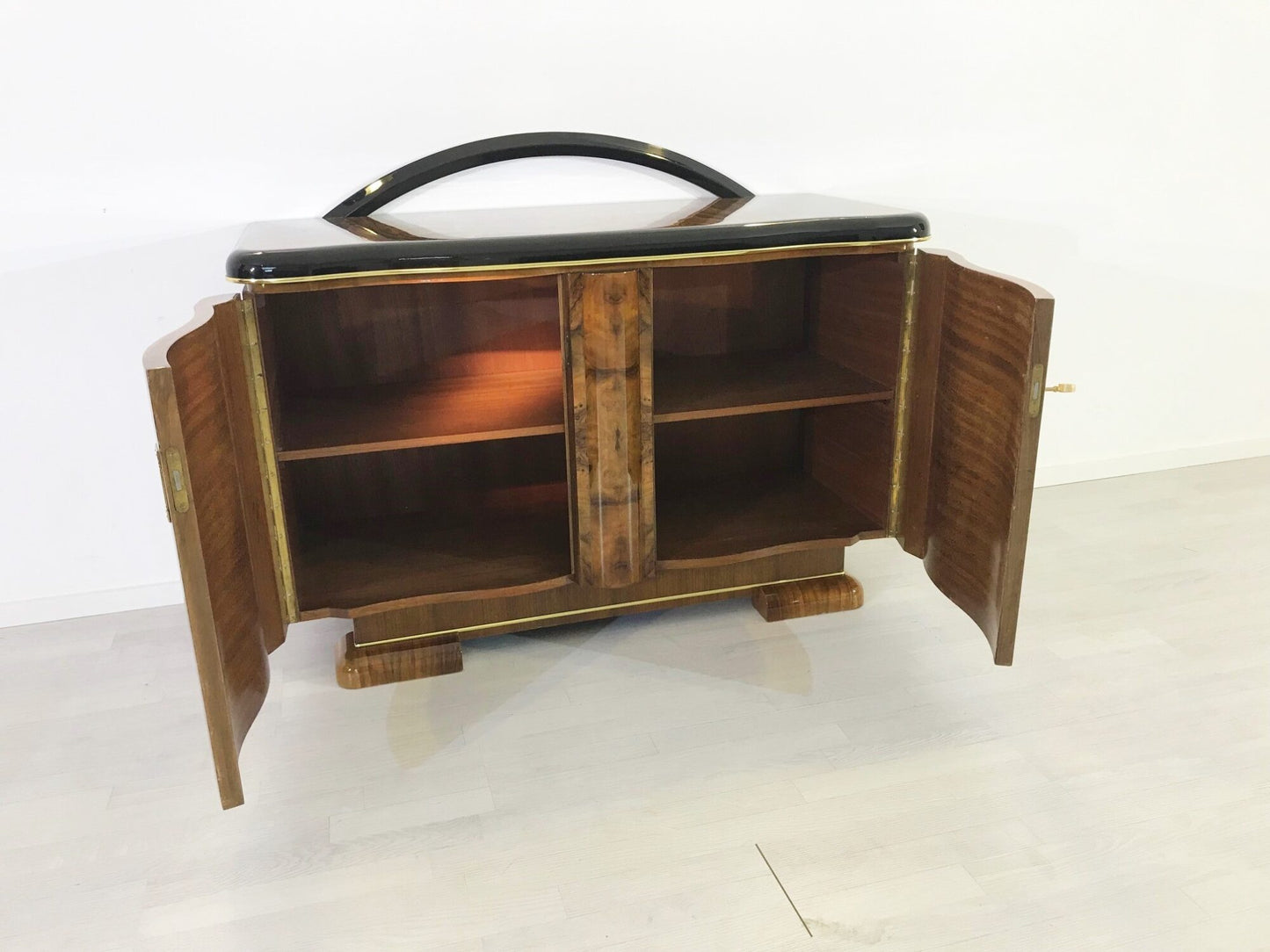 Art Deco Kommode Kaukasisches Nussbaumholz