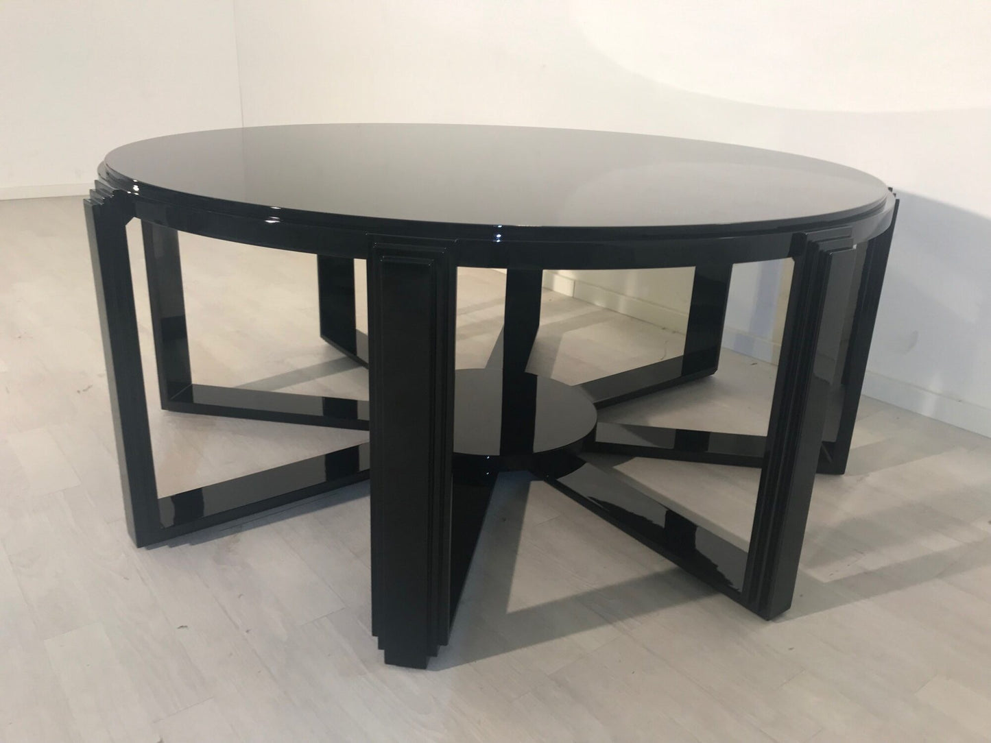 Art Deco inspirierter Couchtisch oder Beistelltisch in Hochglanz Schwarz