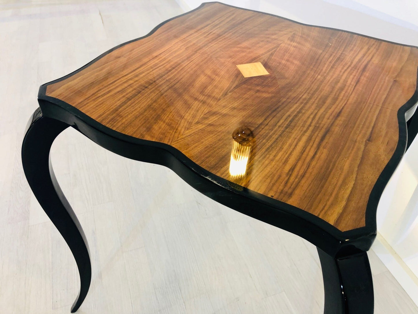 Kleiner Art Deco Beistelltisch mit geschwungenen Beinen