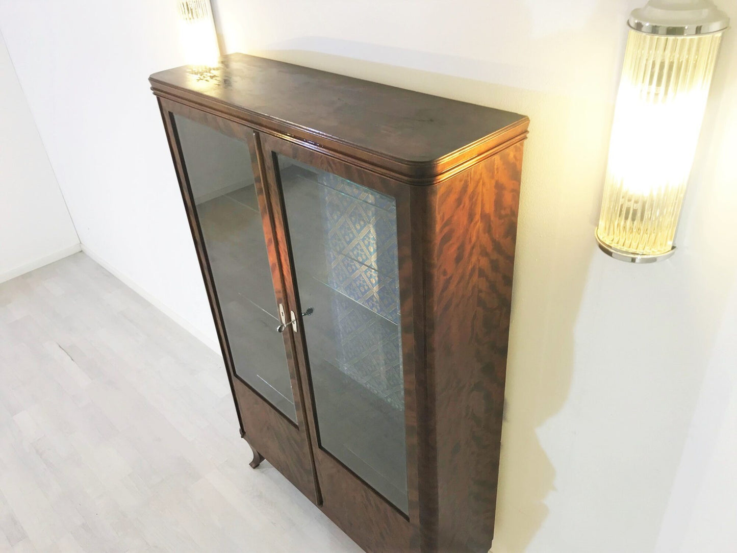 Original Art Deco Vitrine aus Birkenholz mit blauem Stoff