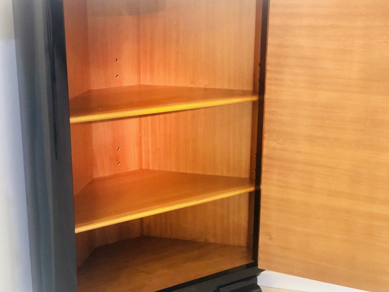 Art Deco Eckschrank oder Kommode aus Walnussholz