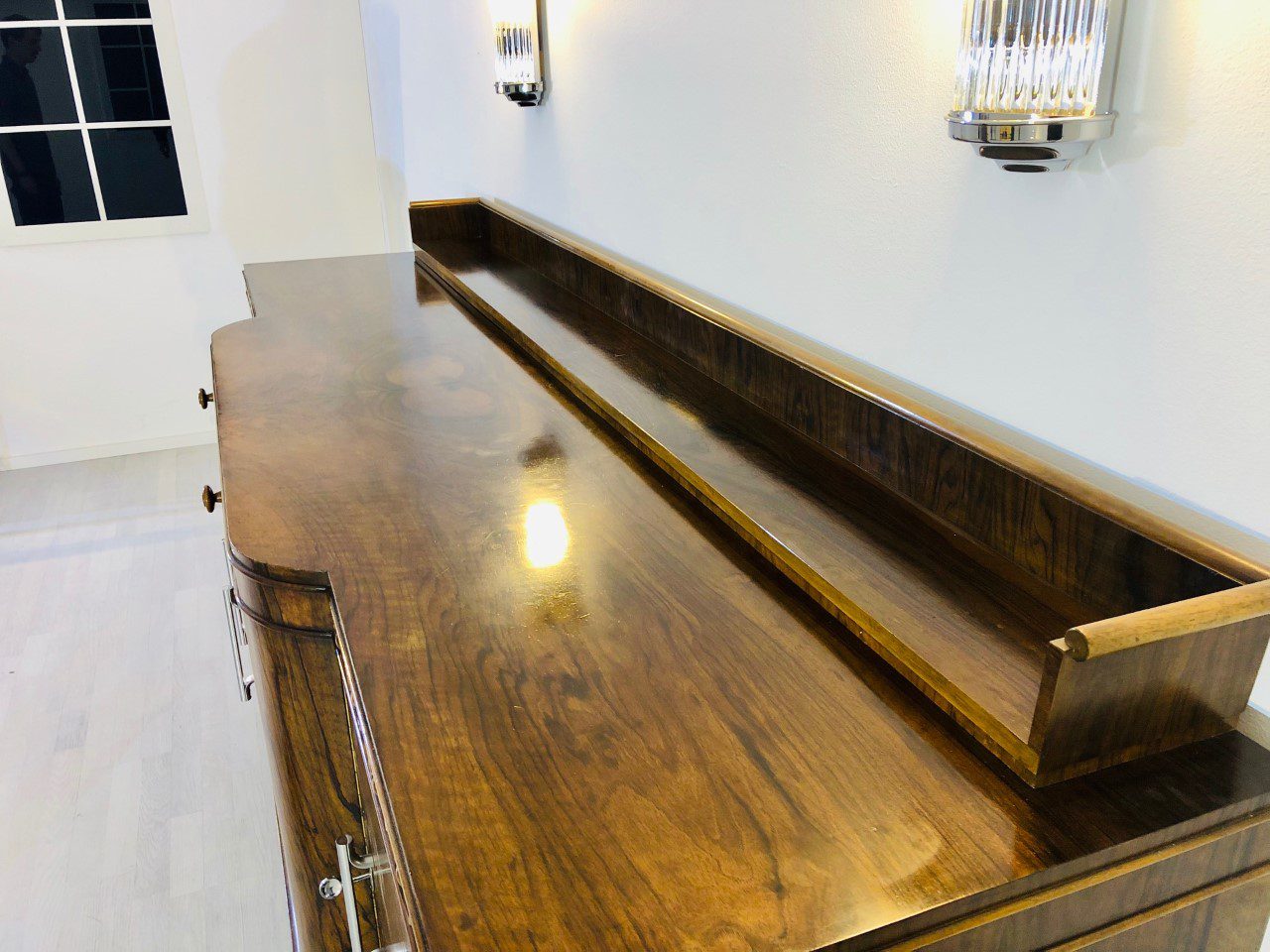 Großes Art Deco Walnuss Sideboard mit Kirsch-Ornamenten