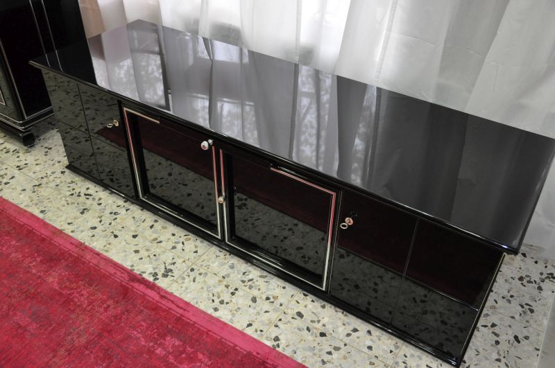 Schwarzes Sideboard im Art-déco-Stil mit Klavierlackierung und Glasböden