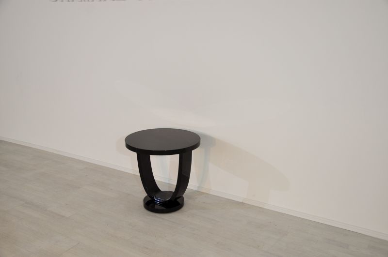 Zweibeiniger, hochglänzender Beistelltisch aus der Art-Deco-Ära