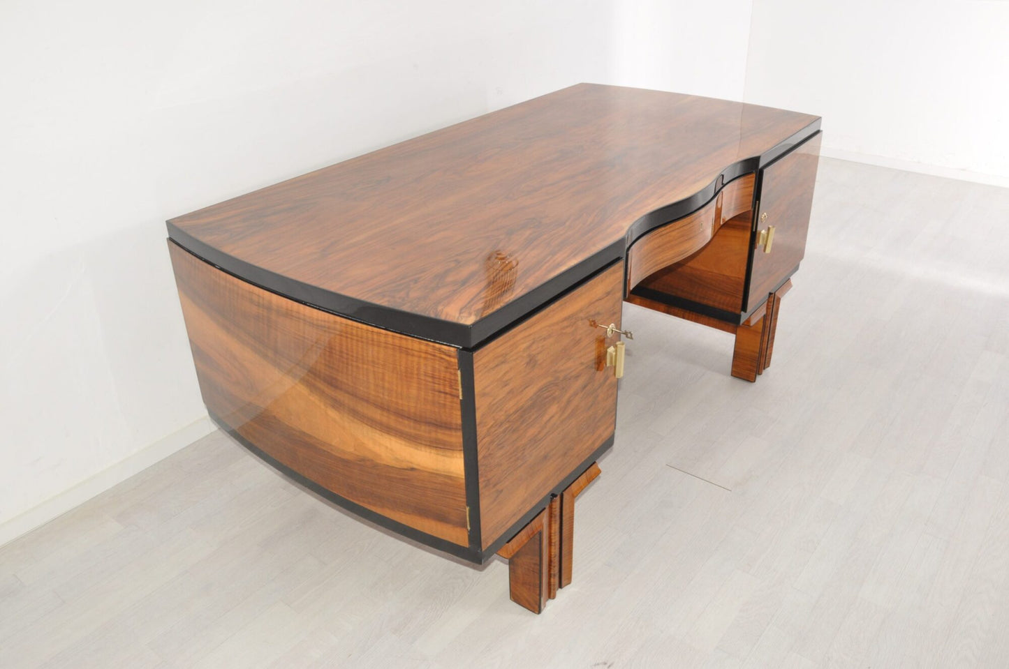1920er Art Deco Nussbaum Schreibtisch