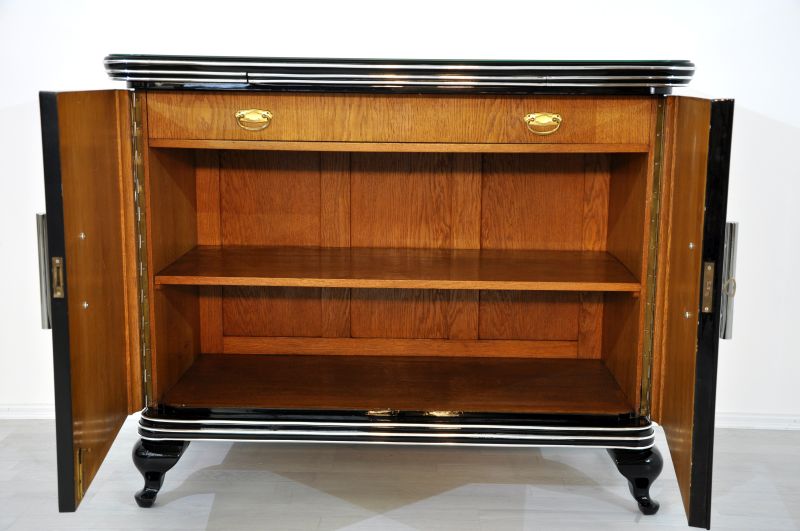 Kleine Art Deco Kommode mit großen Chromgriffen