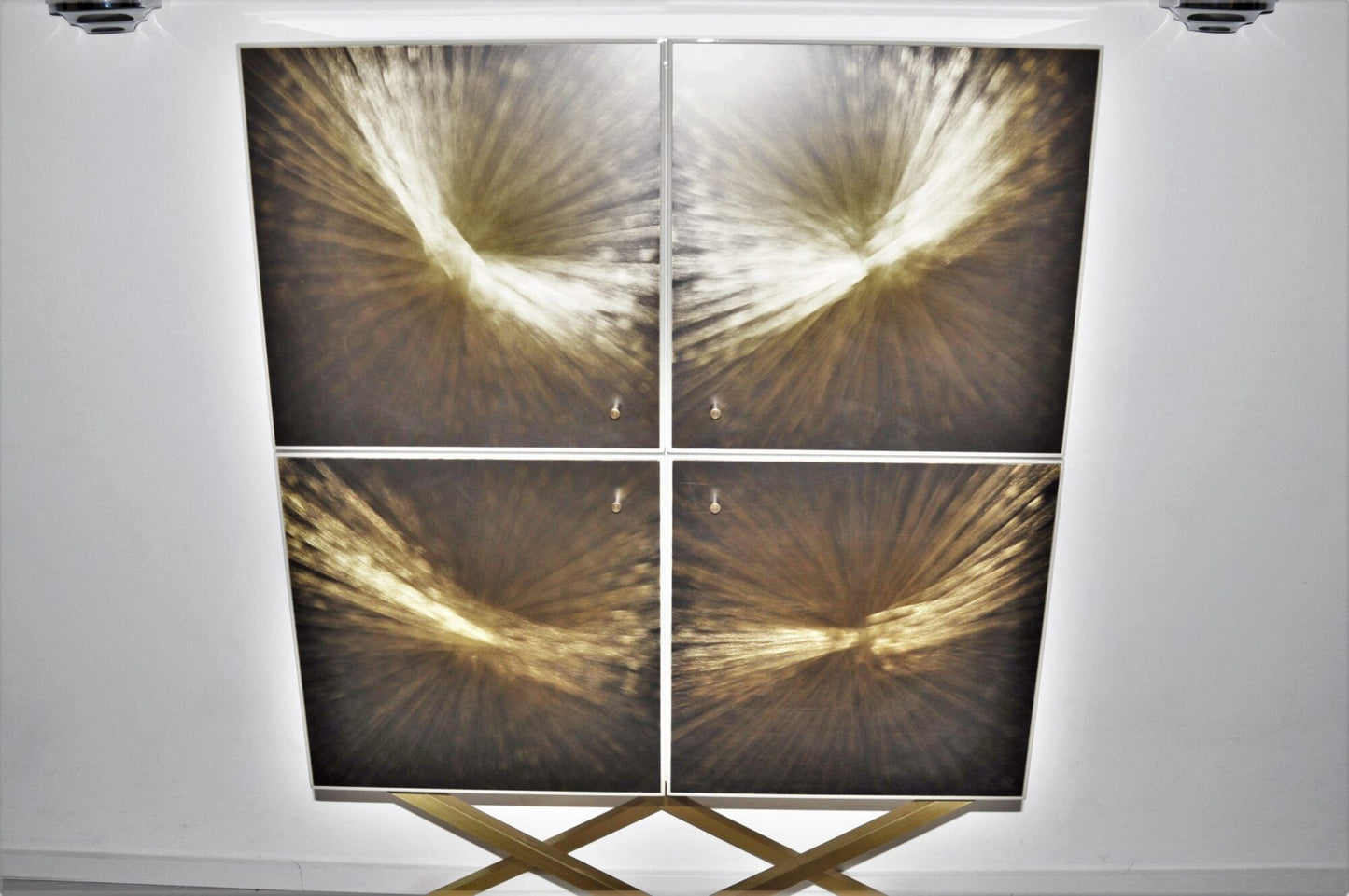 Quadratischer Design Wohnzimmerschrank mit gebürstetem Messing