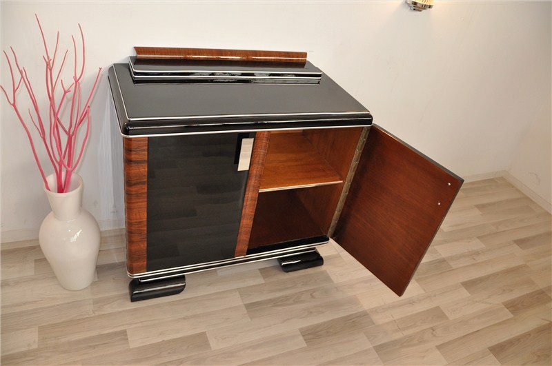 Quadratische Art-Deco-Kommode mit großen Chromgriffen