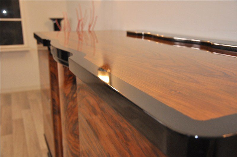 Gebogenes Sideboard aus Walnussholz im Art-Deco-Stil
