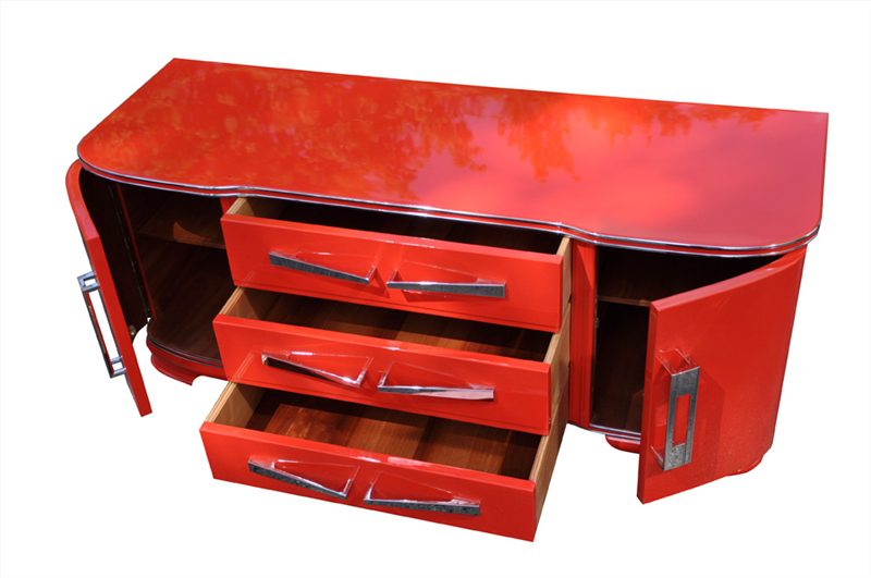 Leuchtend rote Art-Deco-Kommode