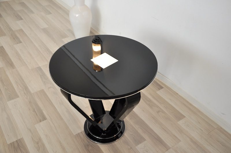 Beistelltisch im Art-Deco-Design mit Chromapplikationen