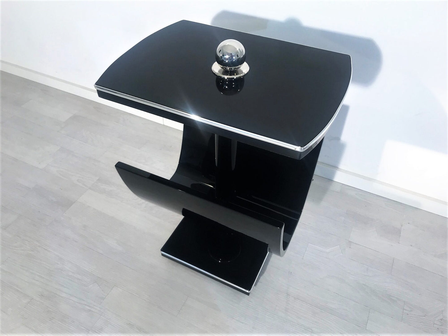 Schwarzer Art Deco Rauchertisch oder Lesetisch hochglanz