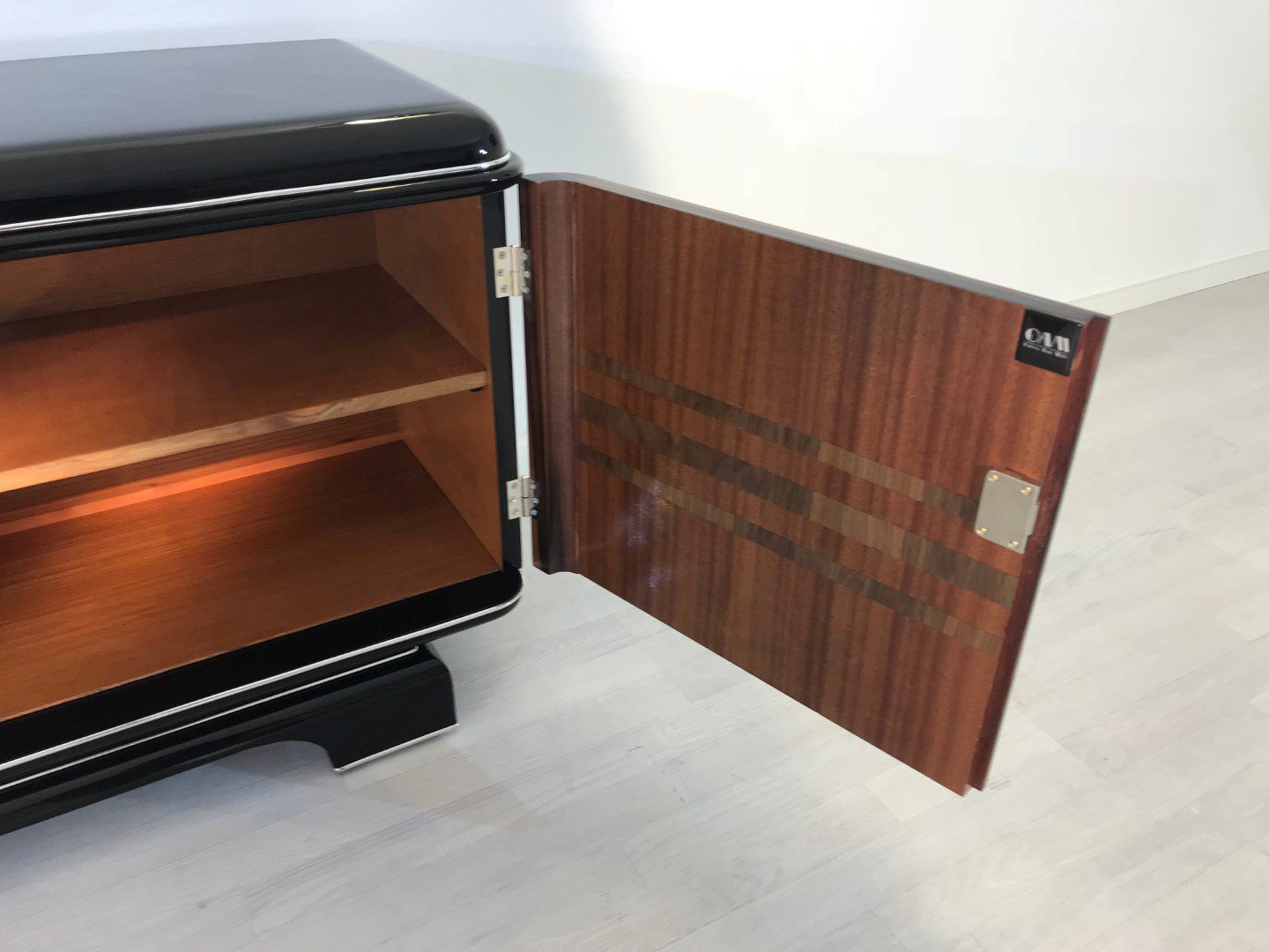 Kleine Kommode im Art-Déco-Design