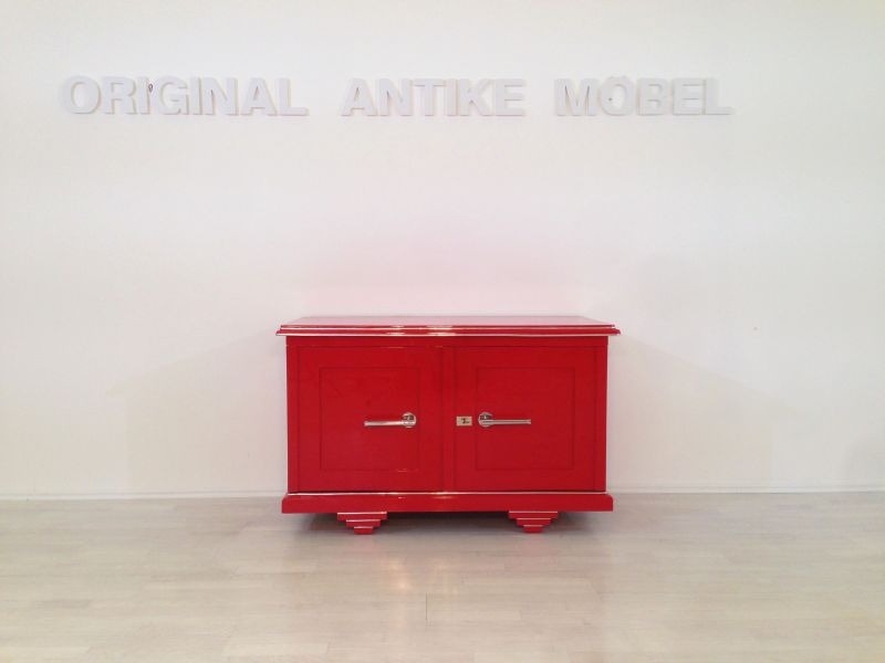 Rote Kommode im Art-Deco-Stil