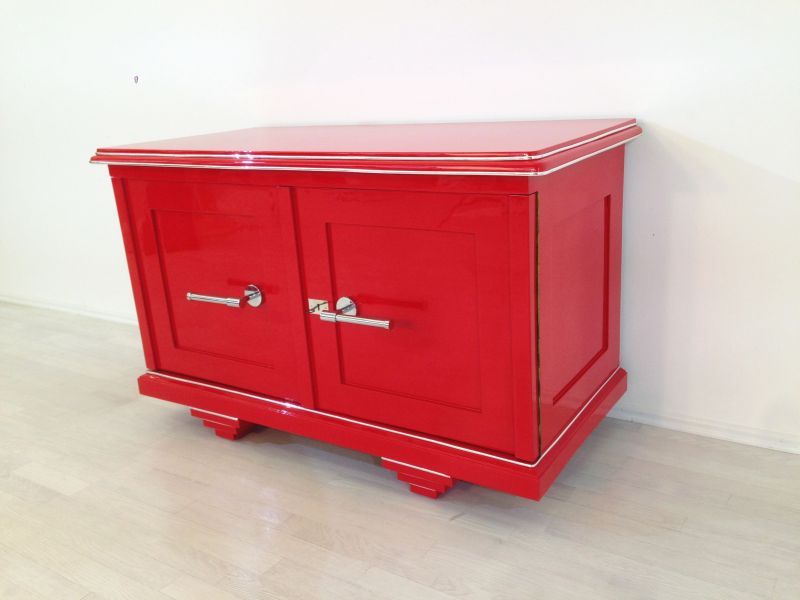 Rote Kommode im Art-Deco-Stil