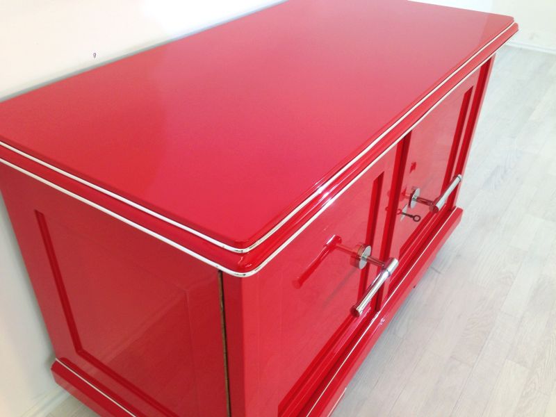 Rote Kommode im Art-Deco-Stil
