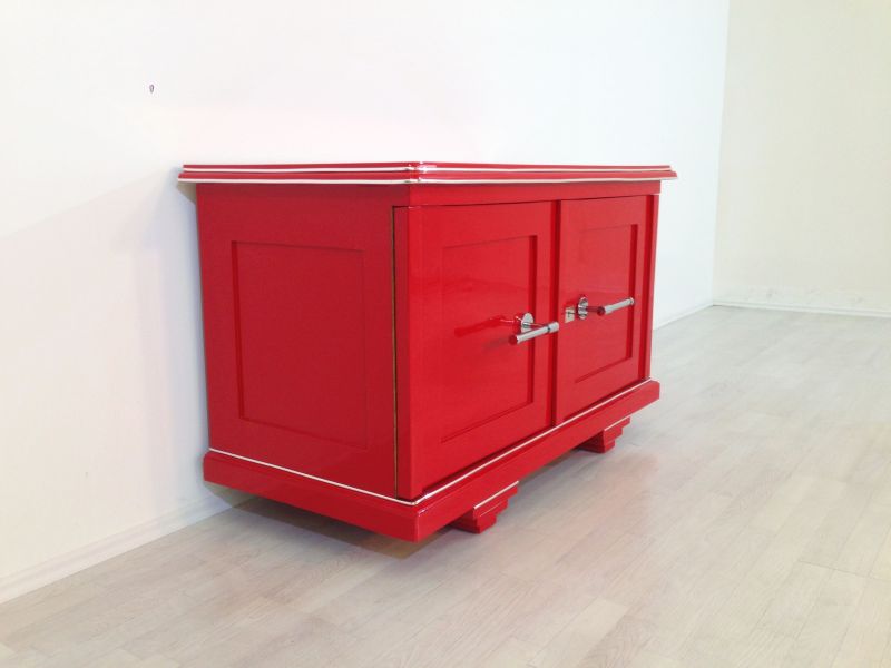 Rote Kommode im Art-Deco-Stil