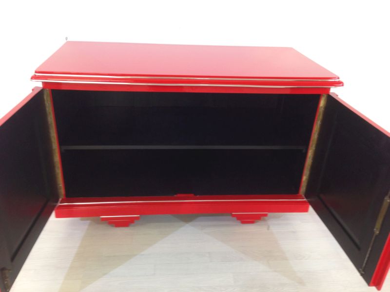 Rote Kommode im Art-Deco-Stil