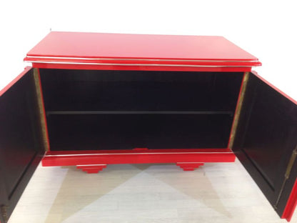 Rote Kommode im Art-Deco-Stil