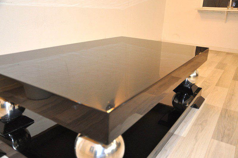 Art Deco Couchtisch mit wundervollen Chromfüssen
