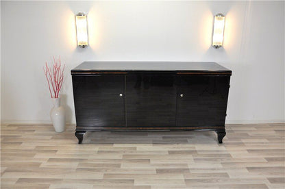Schlichtes Sideboard mit tollen Füßen