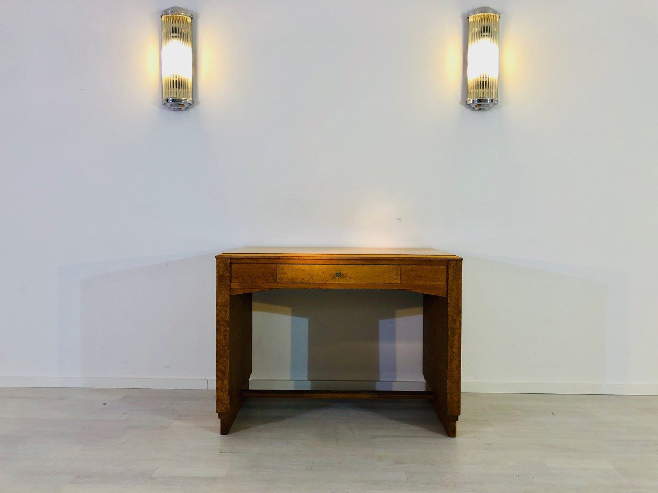 1930er Art Deco Schreibtisch aus Vogelaugenahorn