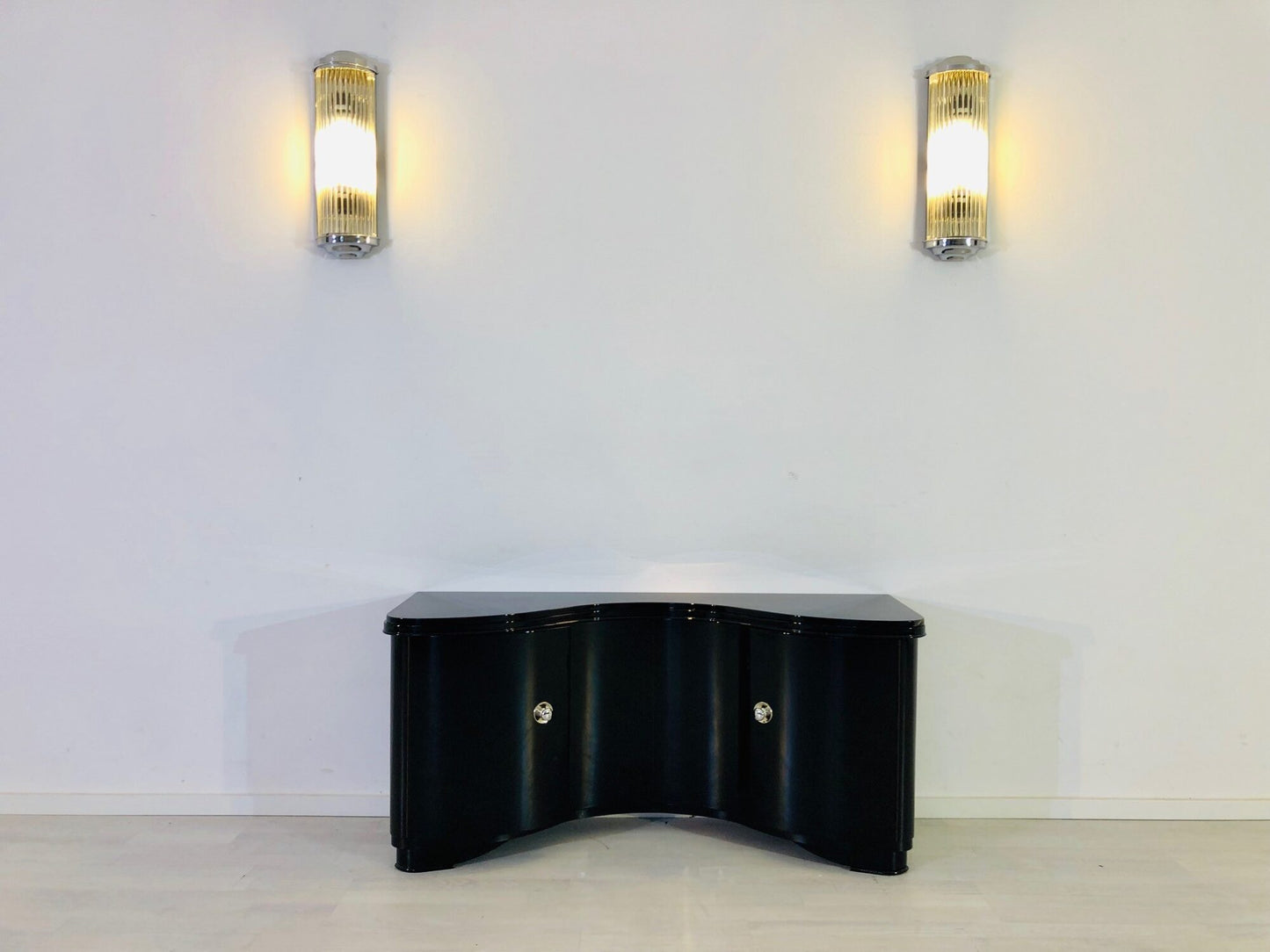 Französische Art Deco Kommode mit geschwungenen Türen und Serpentinen Design