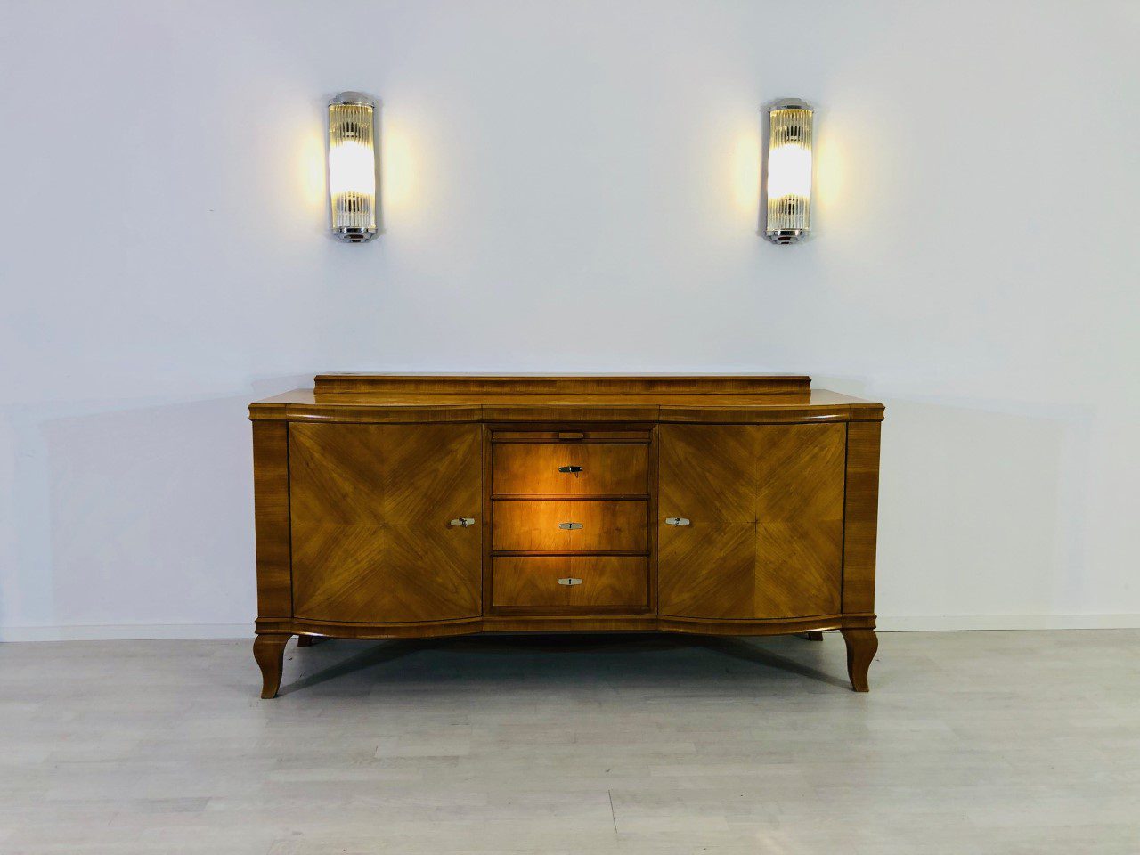 Original Art Deco Sideboard aus Hellem Walnussholz
