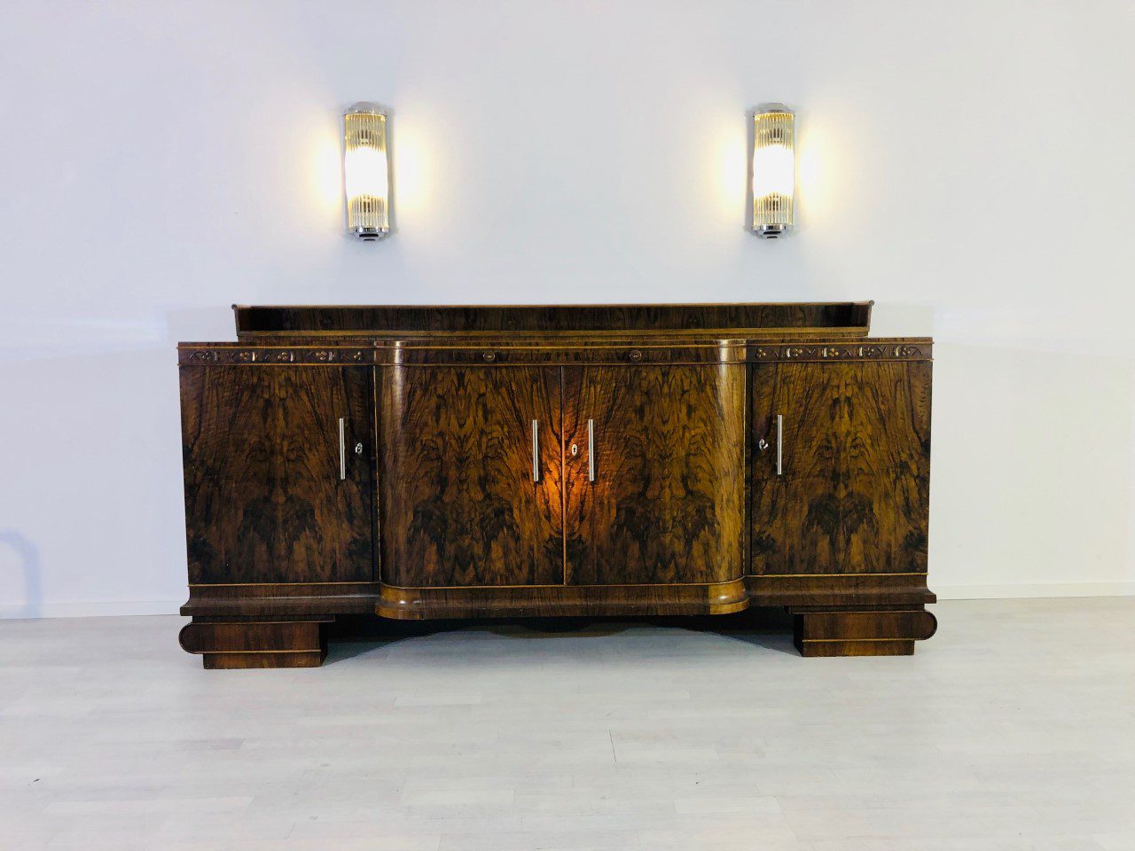 Großes Art Deco Walnuss Sideboard mit Kirsch-Ornamenten