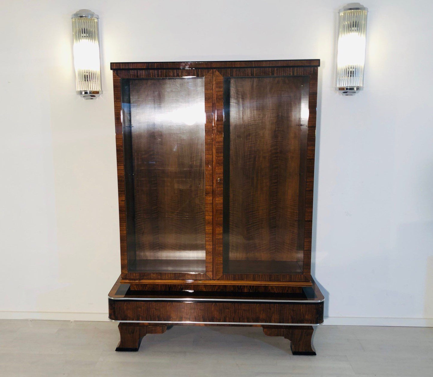 1930er Art Deco Vitrinen Schrank aus Nussbaumholz