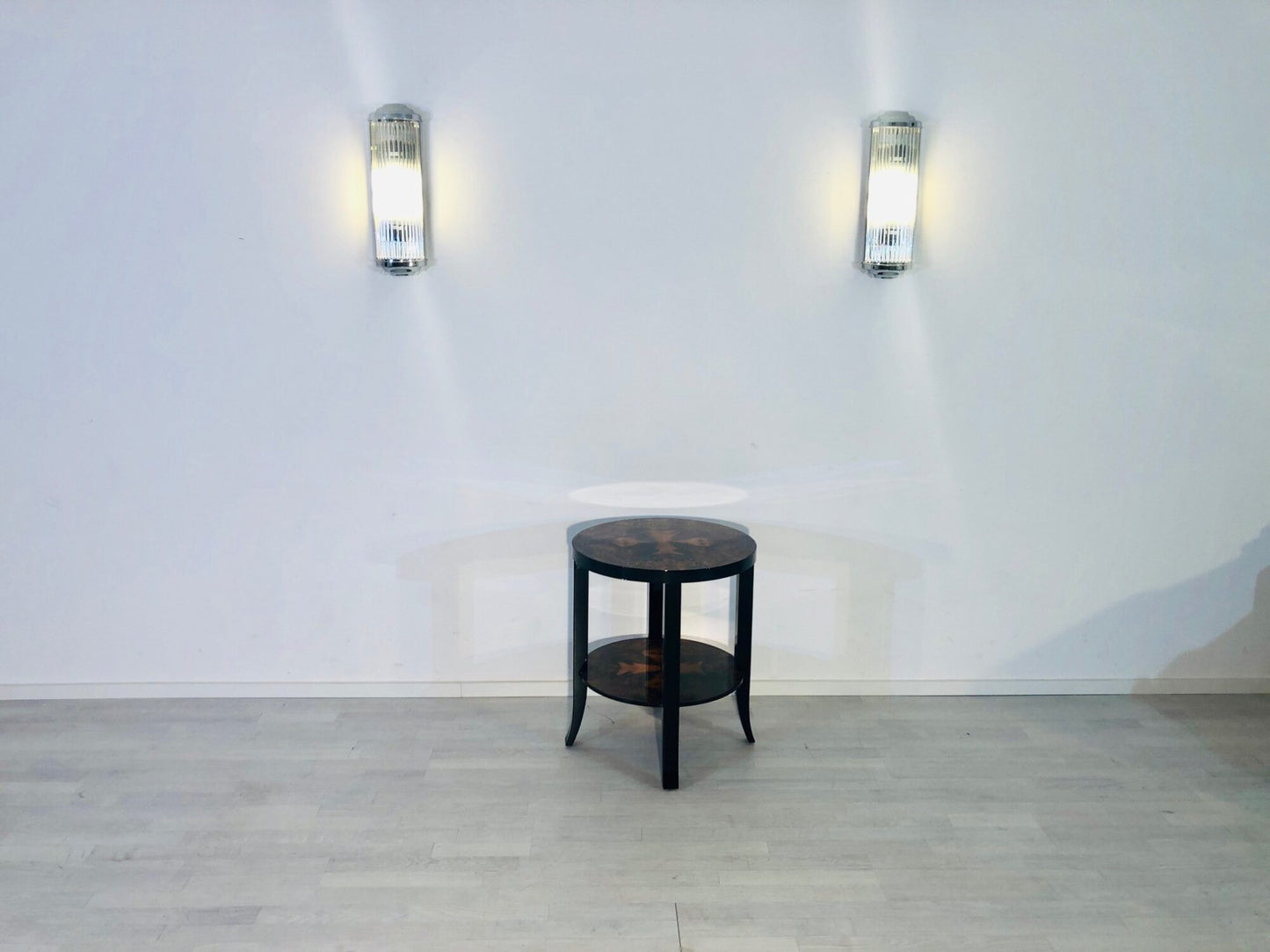 Art Deco Beistelltisch mit einzigartiger Nussbaumplatte