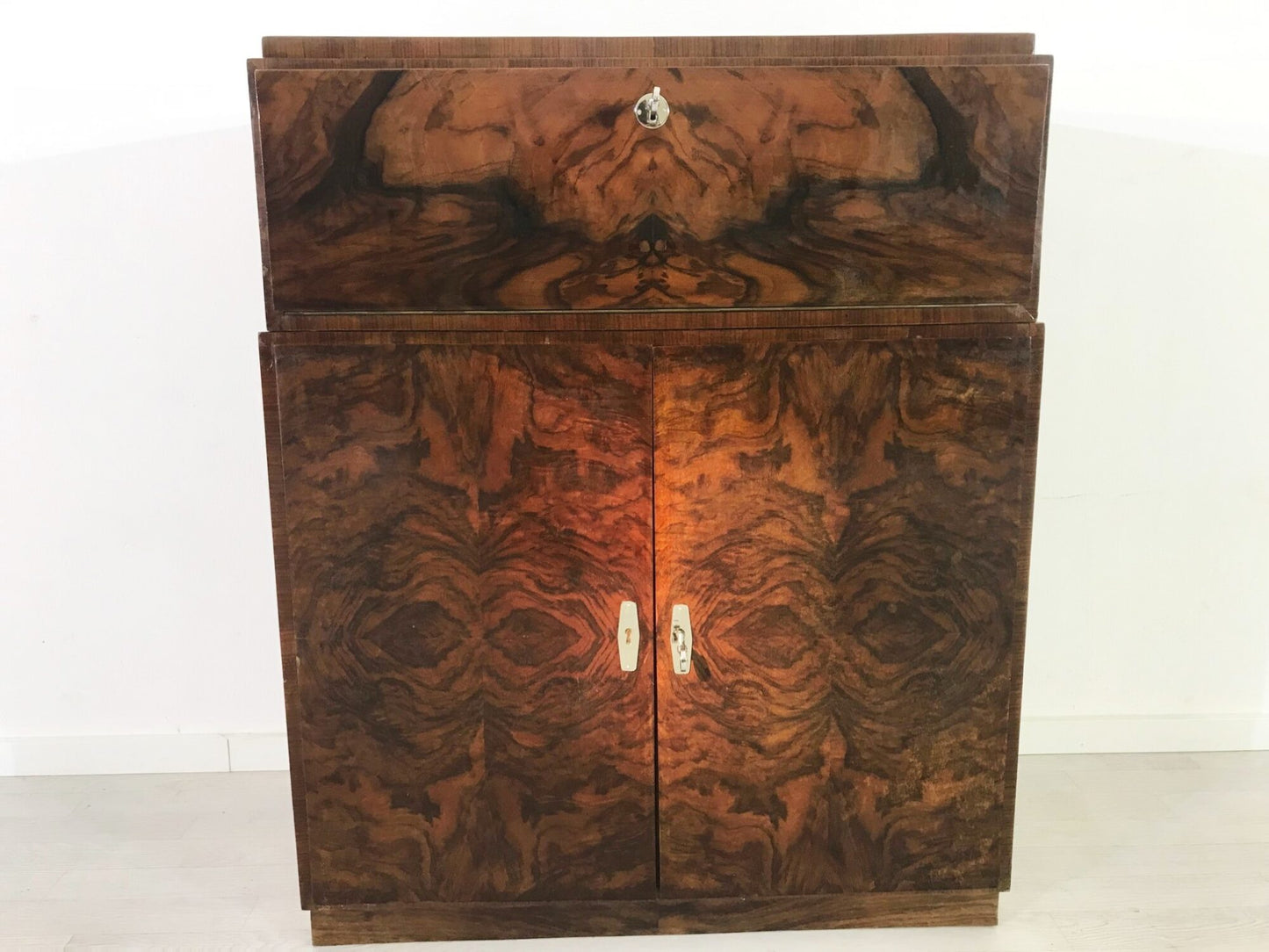 1940er Art Deco Kommode oder kleiner Schrank aus Nussbaumholz