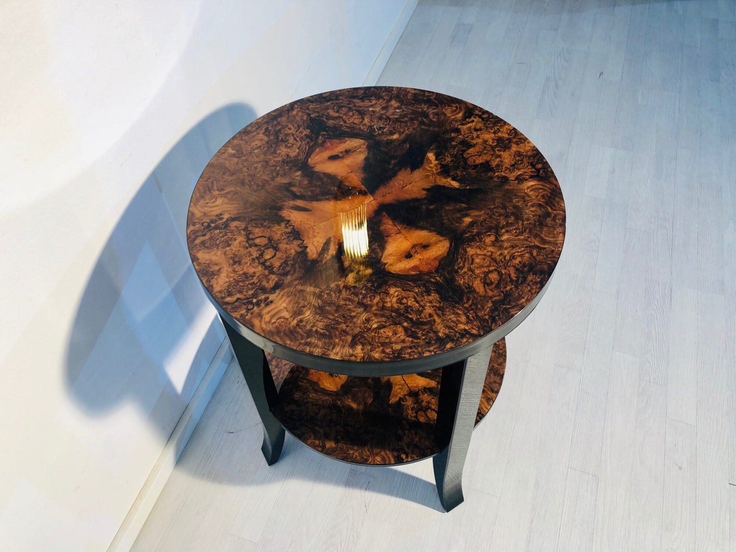 Art Deco Beistelltisch mit einzigartiger Nussbaumplatte