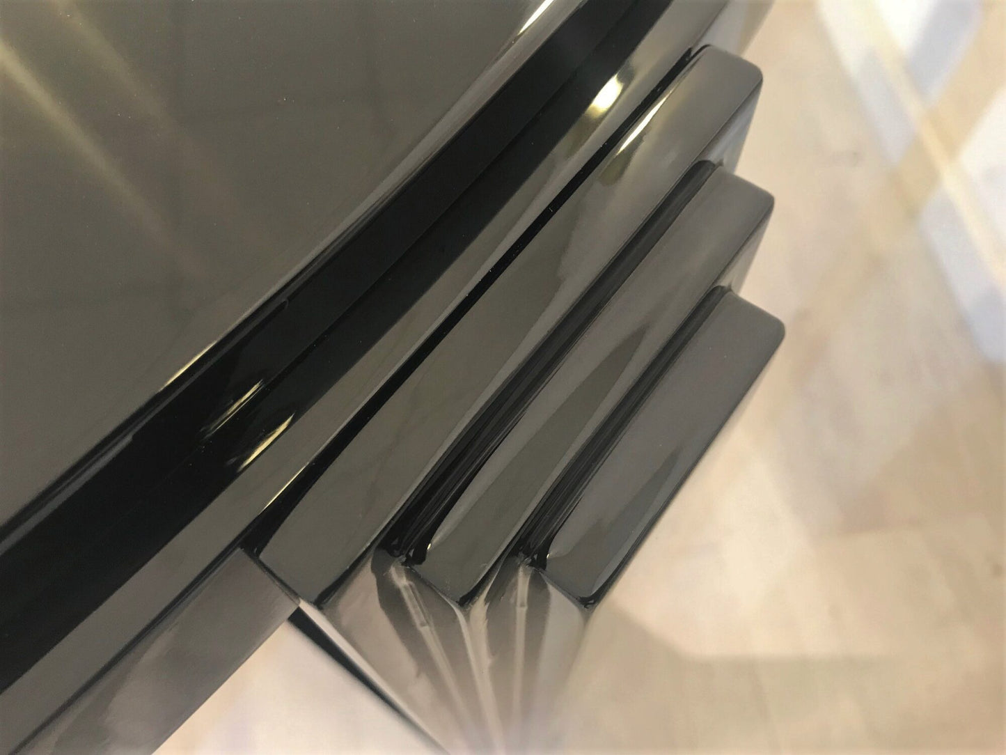 Art Deco inspirierter Couchtisch oder Beistelltisch in Hochglanz Schwarz