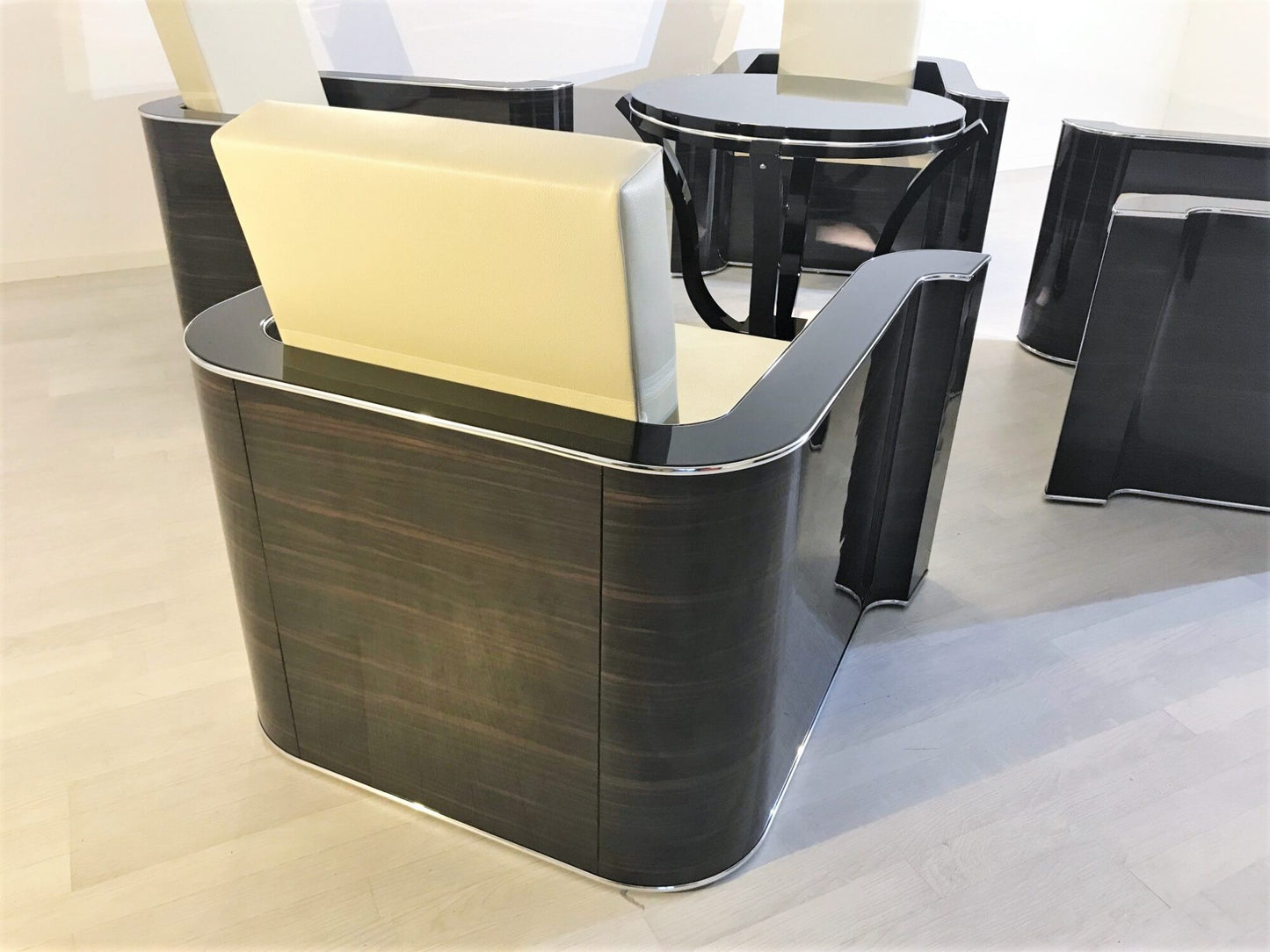 4 Art Deco Sessel mit Armlehnen aus Makassar und Beistelltisch