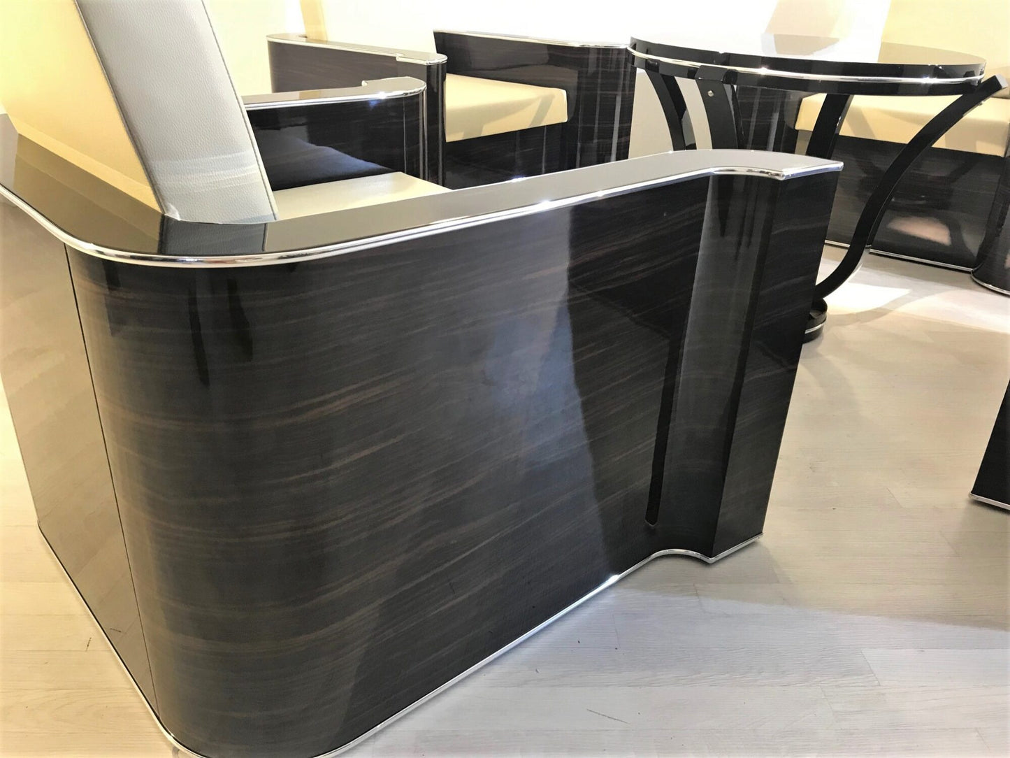 4 Art Deco Sessel mit Armlehnen aus Makassar und Beistelltisch
