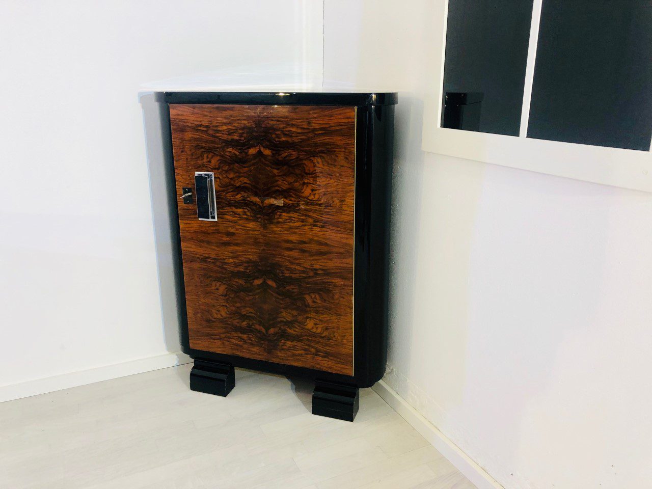 Art Deco Walnuss Eckschrank oder Kommode