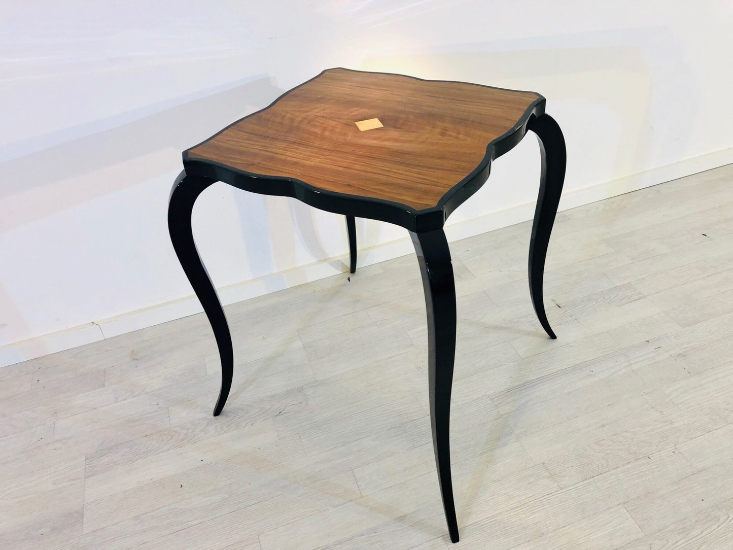 Kleiner Art Deco Beistelltisch mit geschwungenen Beinen