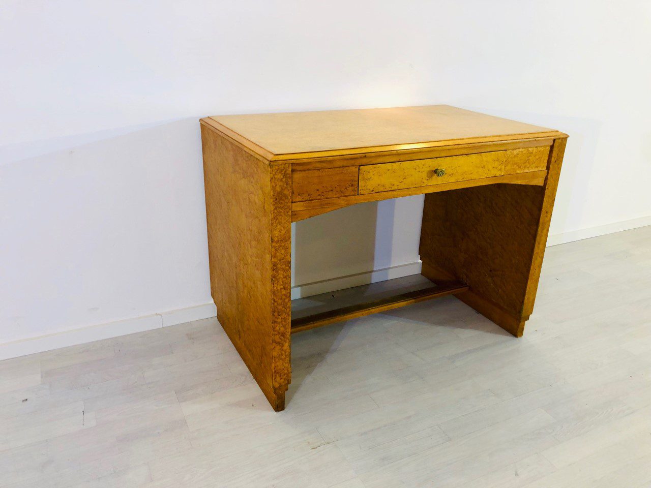 1930er Art Deco Schreibtisch aus Vogelaugenahorn