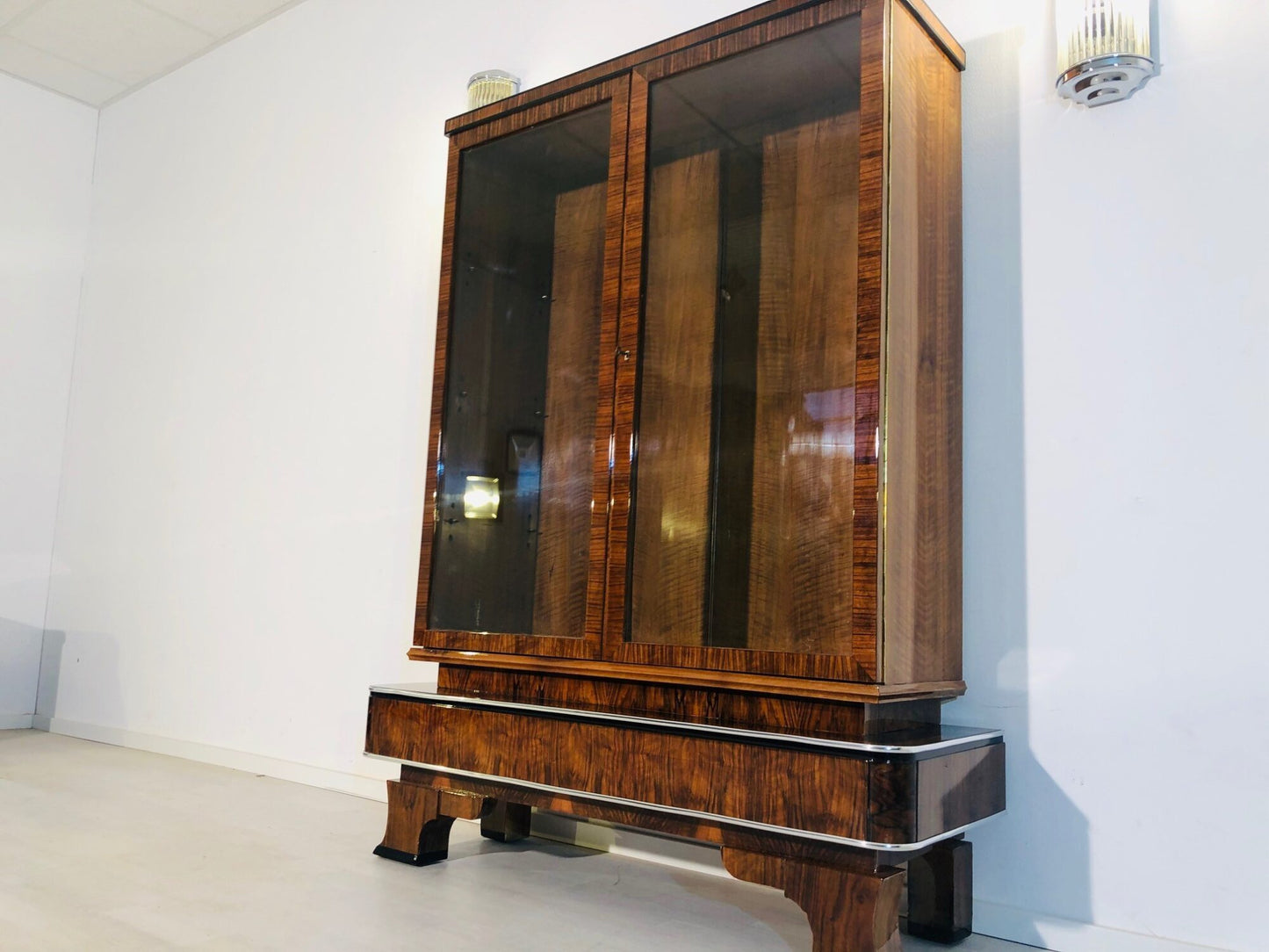 1930er Art Deco Vitrinen Schrank aus Nussbaumholz