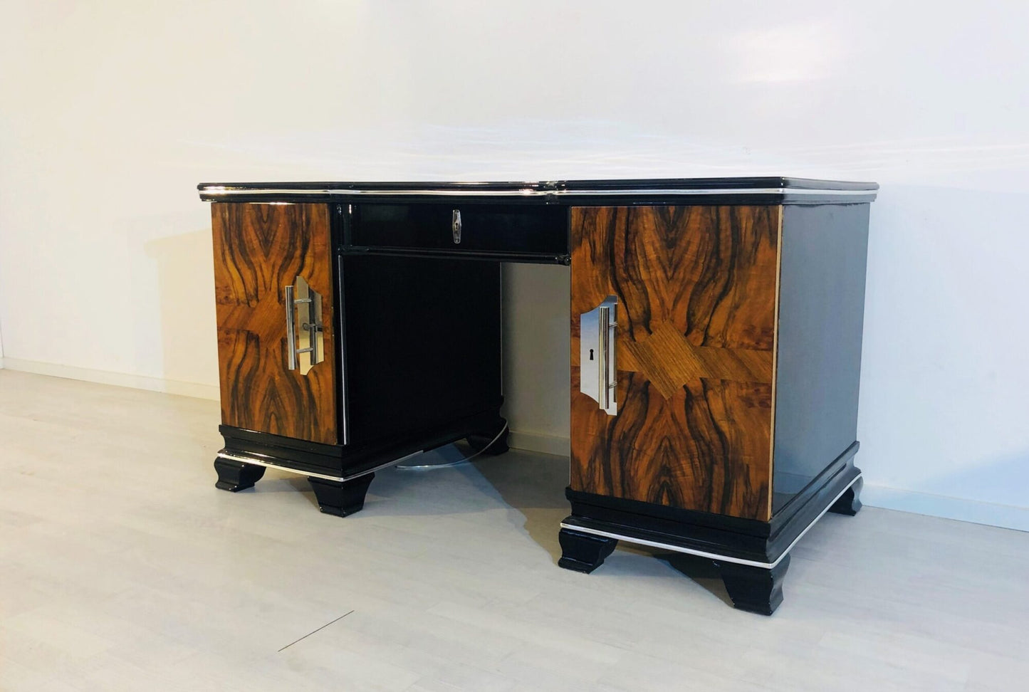 Schreibtisch im Art-Deco-Stil aus den 1920er Jahren, Front aus Walnussholz