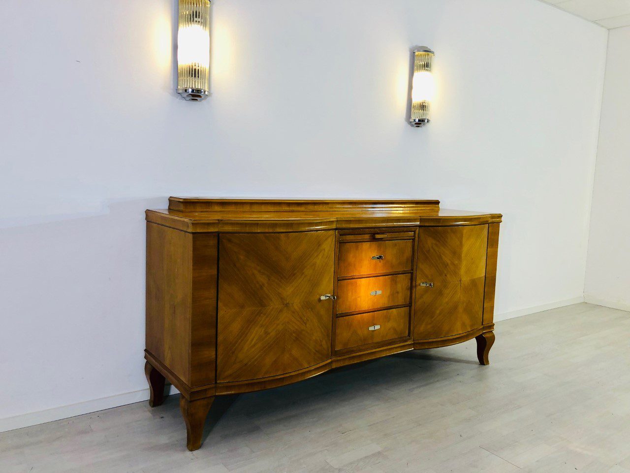 Original Art Deco Sideboard aus Hellem Walnussholz