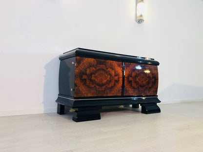 Nussbaum Lowboard aus dem Art Deco