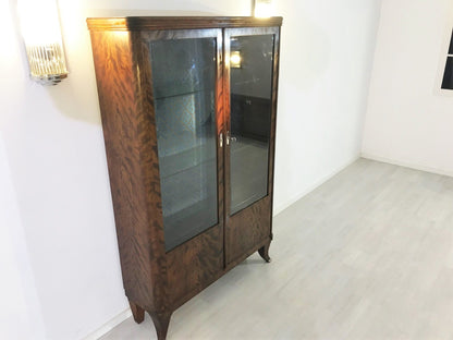 Original Art Deco Vitrine aus Birkenholz mit blauem Stoff