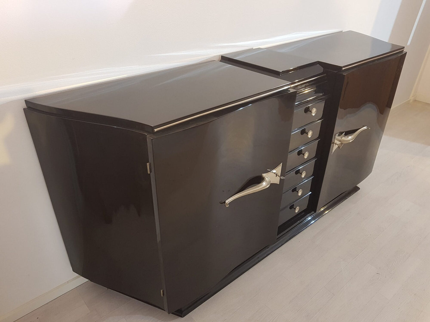 Schwarzes Art Deco Sideboard mit geschwungenen Türen