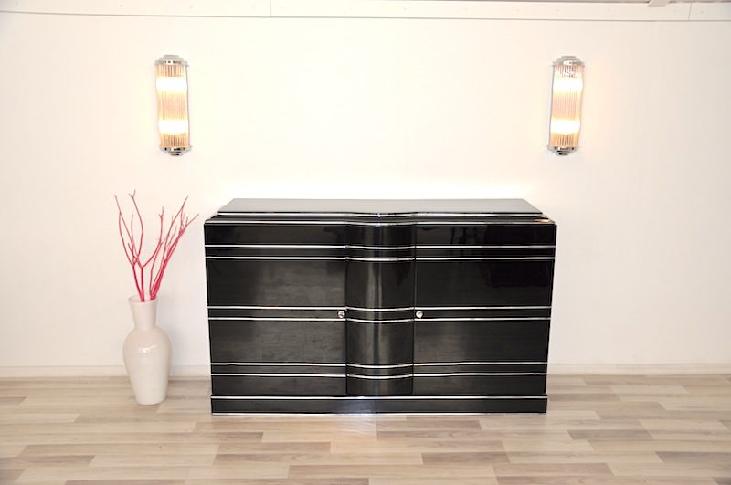 Schwarzes Art-Deco-Sideboard und Chromeliner