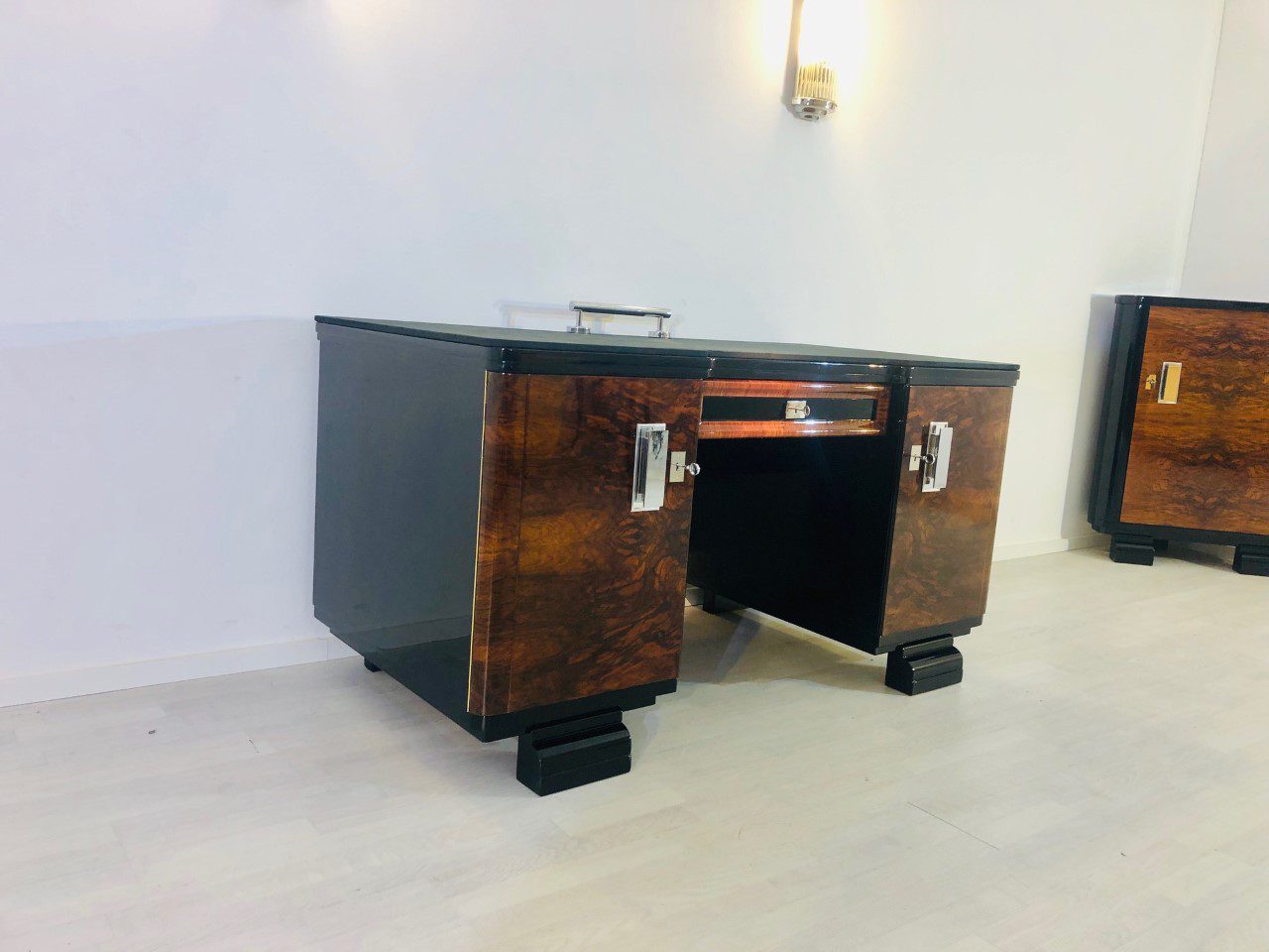 Originaler Art-Deco-Schreibtisch aus den 1920er Jahren mit Alcantara-Leder