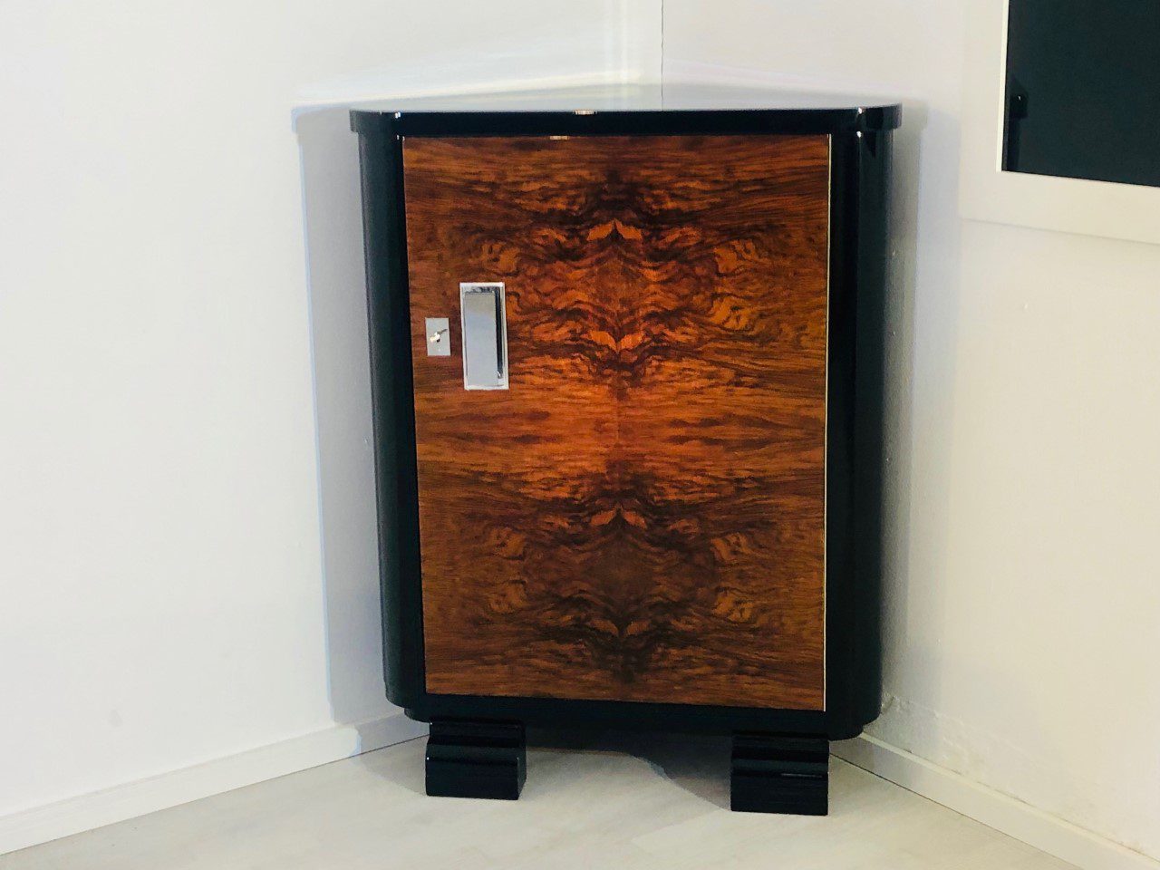 Art Deco Walnuss Eckschrank oder Kommode