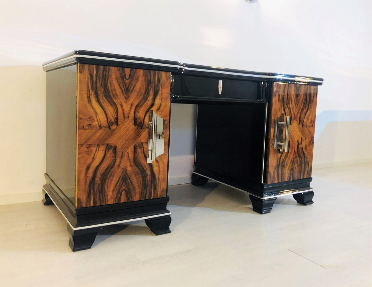 Schreibtisch im Art-Deco-Stil aus den 1920er Jahren, Front aus Walnussholz